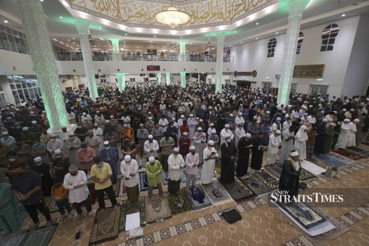 NST_Online's tweet photo. #NSTvisuals After 2 years of physical distancing, terawih prayers return to normal as Malaysia begins its journey to endemicity. As SOPs are relaxed, it is our collective responsibility to keep ourselves and our community safe. Have a blessed #Ramadan2022

NSTP 📸 Aizuddin Saad https://t.co/ppieC3eWVd