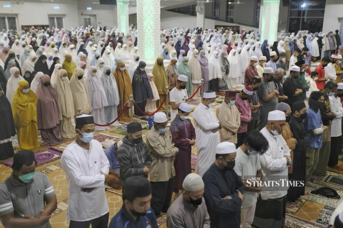 NST_Online's tweet photo. #NSTvisuals After 2 years of physical distancing, terawih prayers return to normal as Malaysia begins its journey to endemicity. As SOPs are relaxed, it is our collective responsibility to keep ourselves and our community safe. Have a blessed #Ramadan2022

NSTP 📸 Aizuddin Saad https://t.co/ppieC3eWVd