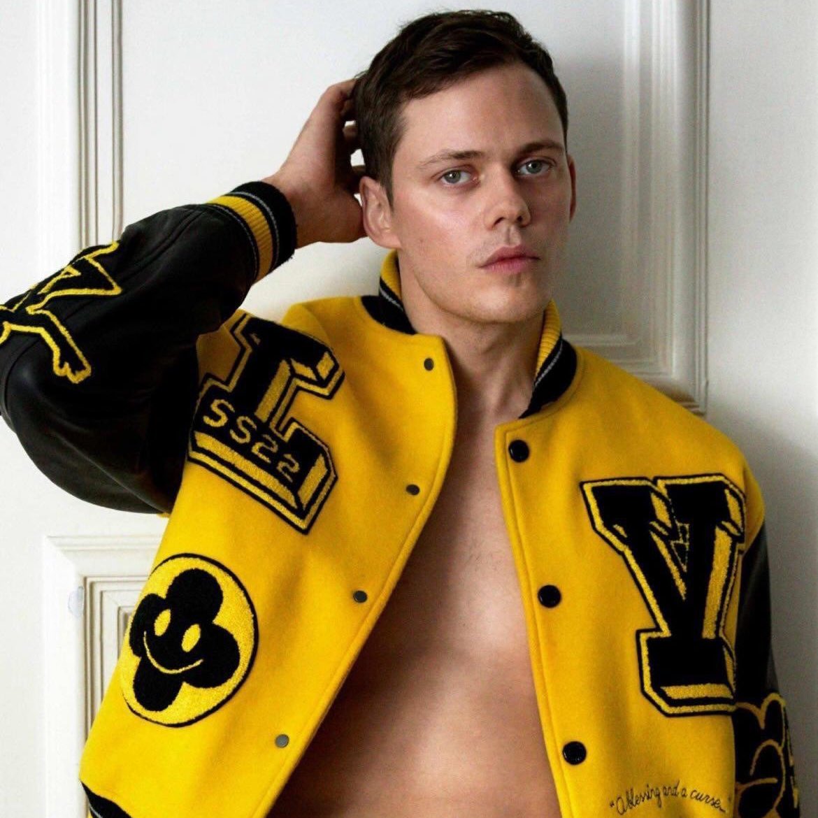 FilmUpdates's tweet photo. Bill Skarsgård and FKA twigs to star in a new reimagining of ‘The Crow.’

(https://t.co/dNBCWmVoNZ) https://t.co/VMyb4GOHDw