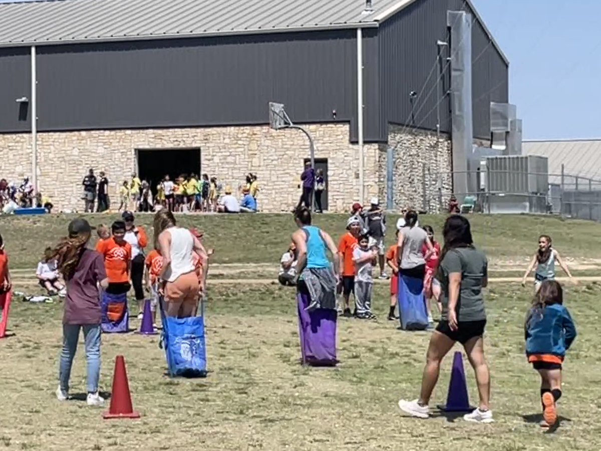 DSE_Essentials's tweet photo. 3rd-5th grade Field Day - part 2. Even parents and teachers got in on the fun. 
Thank you to all the vendors who came out! Students, teachers, and parents couldn’t stop talking about all the joy y’all brought. #beDSE @marie_rogers08  @CoachLSchlicke @HarkriderKim https://t.co/grIhnU14aa
