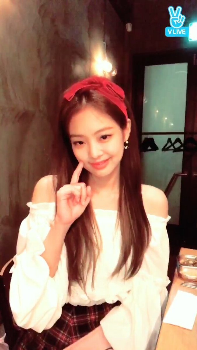 jencentrics's tweet photo. #제니 #JENNIE https://t.co/FLmoPaQhRa