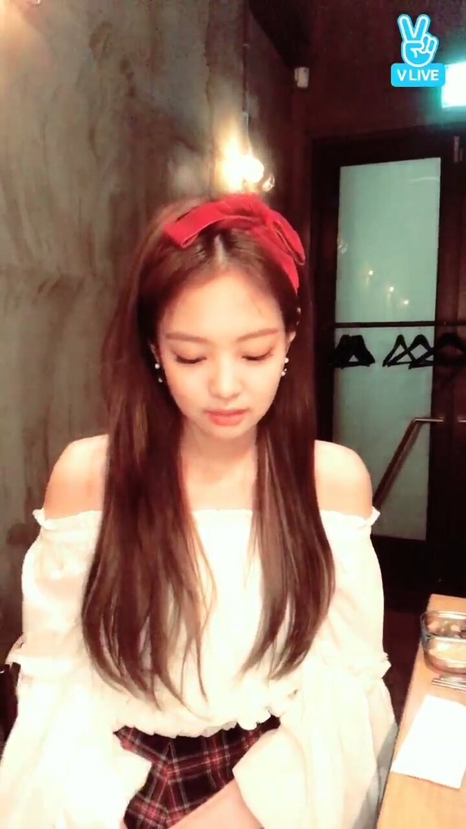 jencentrics's tweet photo. #제니 #JENNIE https://t.co/FLmoPaQhRa