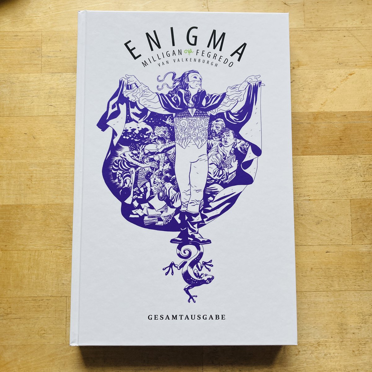 joetimberwolf's tweet photo. It's here: Die ENIGMA GESAMTAUSGABE von @1PeterMilligan @duncanfegredo Sherilyn Van Valkenburgh bei @CrossCult! cc @karenpberger
It turned out great imho, I'm pretty happy with it. It's a gorgeous book, in an even larger format than the Dark Horse edition.
#Comicstranslation https://t.co/dnXmcemKZ3