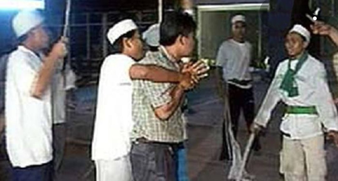 Beruntung ormas tukang Sweeping sudah dibubarkan..
Negara seakan kalah oleh Ormas