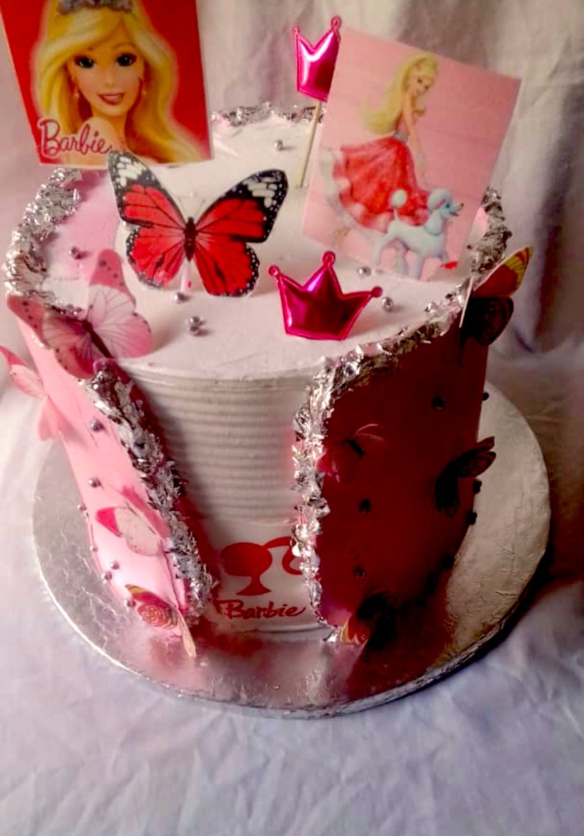 daddyhope's tweet photo. My sister who is a retired teacher makes cakes.

She is industrious, she does so many things.

When I was arrested she refused to let anyone pay my bail, she treats me like the baby brother I have always been to her.

Support her business and also RETWEET!

+263 7 78279993🙏🏿🙏🏿🙏🏿 https://t.co/004H2AUTPU