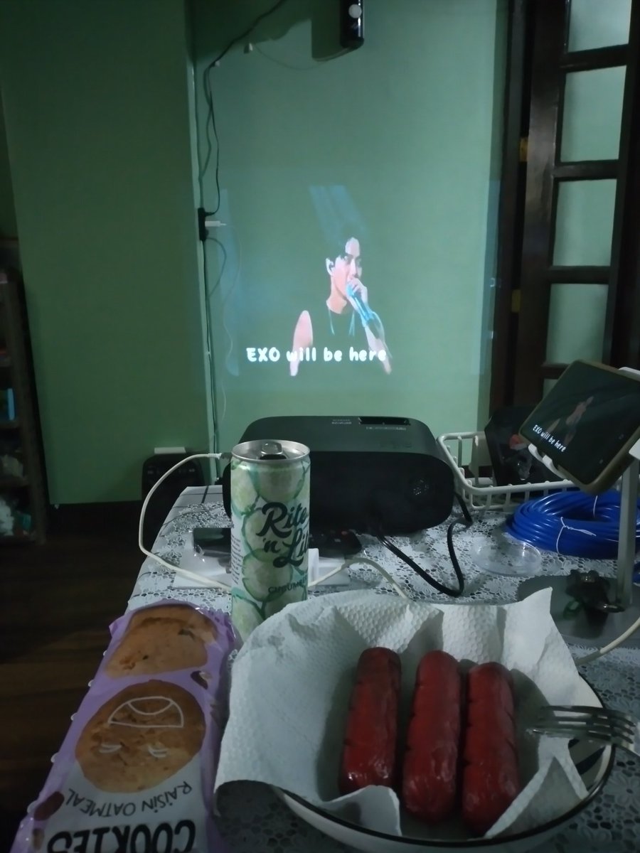 em_layzhang's tweet photo. I'm not sure about hotdog &amp; cookies for dinner but I really had fun today &amp; that's enough. 

It's nice to meet our dear Ls earlier. Let's journey with EXO forever 💕

Ps: Watching this right now as I got disconnected on this part 😭
#EXOLARCADE
#10YearsofEXOwithLOVE
@EXOLArcade https://t.co/qnwyfwazXt