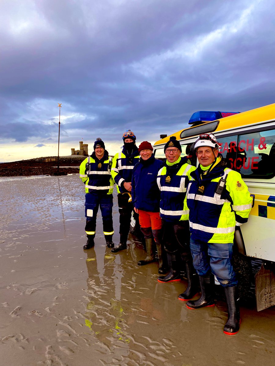 Last night, I assisted the 🇮🇲 Coast Guard <a href="/CoastIom/">IOMCoastGuard</a> put up the <a href="/RNLIDouglas/">RNLI Douglas</a> flag on the Tower of Refuge in Douglas Bay. Tidal conditions allowed us to nip across to St Mary’s Rock on foot. Terrific views of the town. Many thanks to the Team; a very special visit.🇮🇲