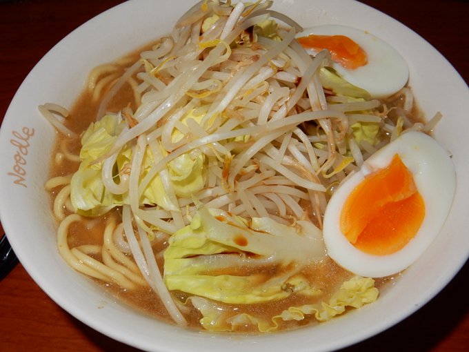 家で二郎もどき(脂少なめ、チャーシュー、ニンニク無し)
もちょっと堆く積めば見映えよかったかも 