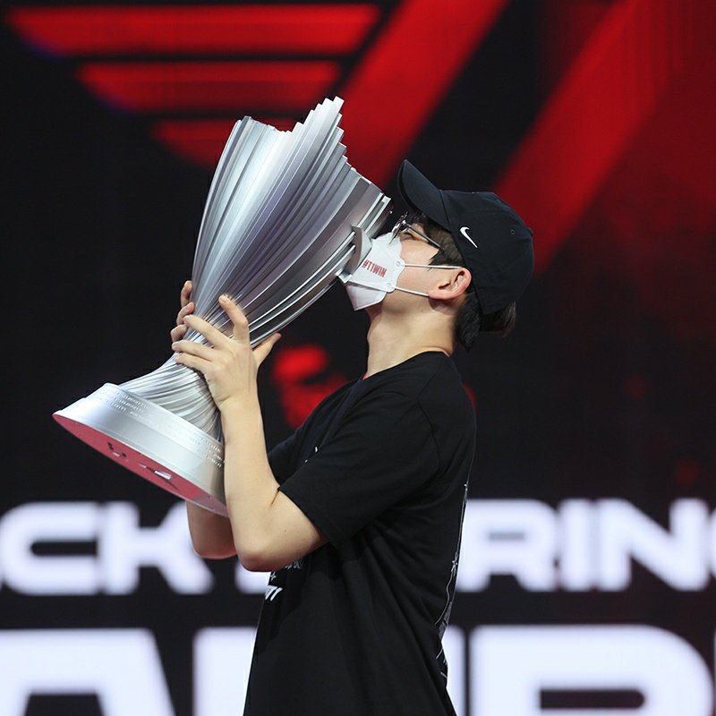 gumayusing's tweet photo. i can now post my cheesy tweet but

I'M SO PROUD TO BE YOUR FAN 😭 First split in, and I am already a fan of an LCK champion,, we don't stop here, we still have MSI, Summer, and Worlds! So keep being you, keep being good! I'm always here to support you ❤️ https://t.co/ic7xoCMy6y