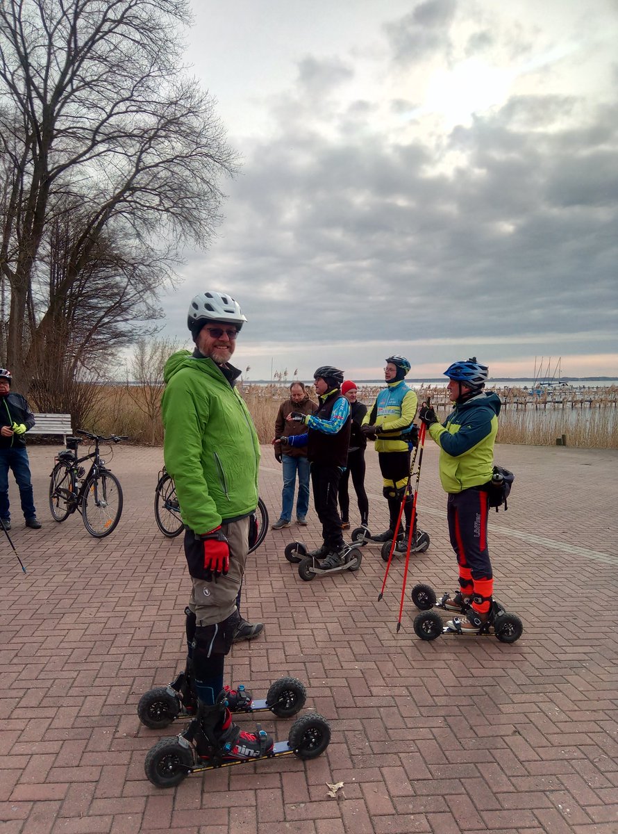 Zebra_1902's tweet photo. #Rolldichfit am #SteinhuderMeer. Nach dem gestrigen Schneetag, hatten wir heute Glück mit dem Wetter. Mit ca 30 CrossSkatern machten wir verschiedene Touren bis 30km Länge. #Breitensport #Langlauf im Sommer. Kurse und Infos unter https://t.co/aVAbyPRZrB https://t.co/Wqu8dd82cd