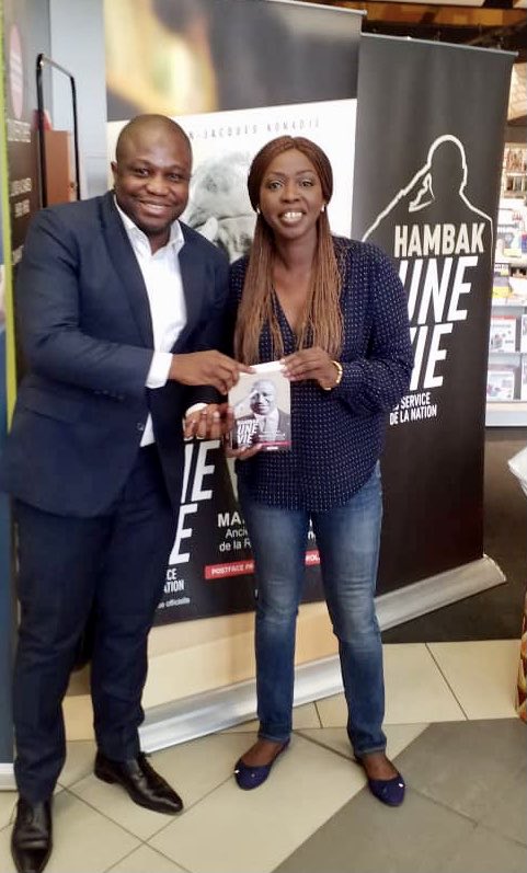 FatimDjedje's tweet photo. À la dédicace de Jean-Jacques Konadje pour son livre consacré à feu le 1er ministre Hamed Bakayoko #hamback 📖 https://t.co/ayX2stnxdF