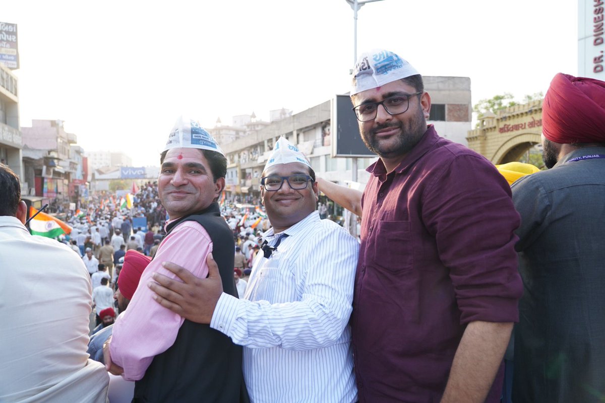 AamAadmiParty's tweet photo. आम आदमी के "इन्क़लाब" को कौन रोकेगा?
गुजरात में जो आ रहा है "बदलाव", उसे कौन रोकेगा?

#AAPGujaratTirangaYatra https://t.co/uZzT1BZkLR