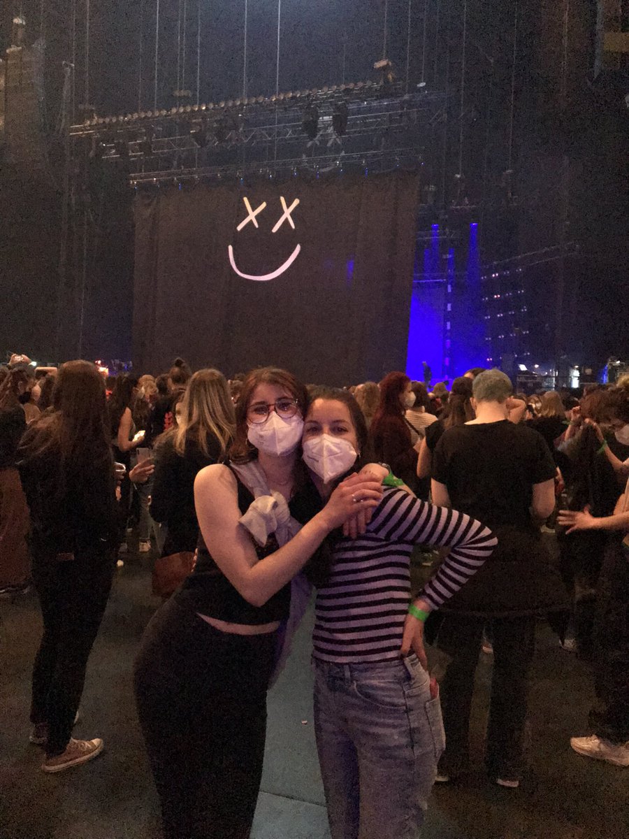catkinsky's tweet photo. Hi, meine Freundin und ich waren auf Louis‘ Konzert in Berlin. Wir standen hinten rechts vor einer Treppe und haben da ziemlich wild getanzt 💃🏻 Vllt. hat uns ja jemand zufällig auf nem Video drauf? Wäre crazy 😍 #ltwtberlin https://t.co/PEbVHjTG98