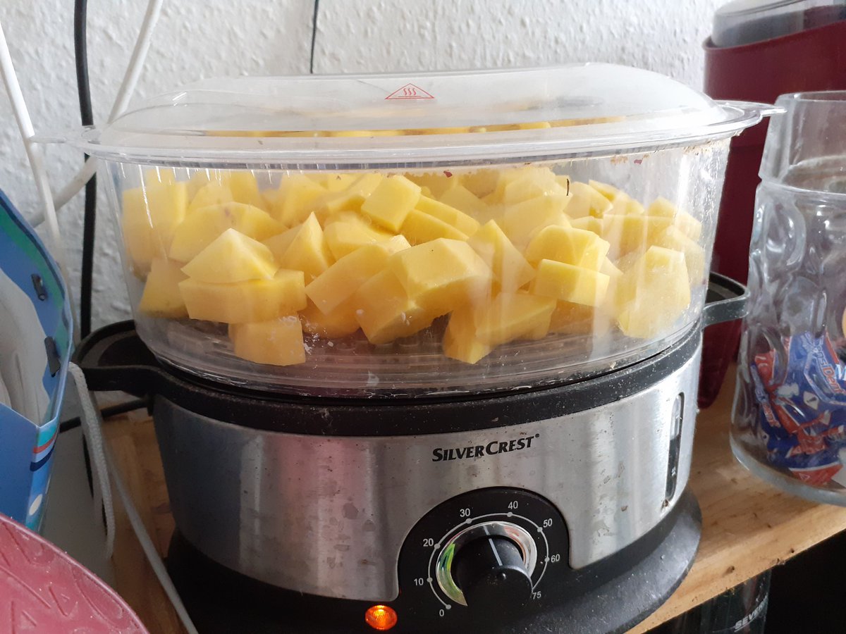 TammaJaOri's tweet photo. @Skadijs @SimplySteffen Kartoffelsauna 😁 #CoCooking https://t.co/Aq3uErTTmp