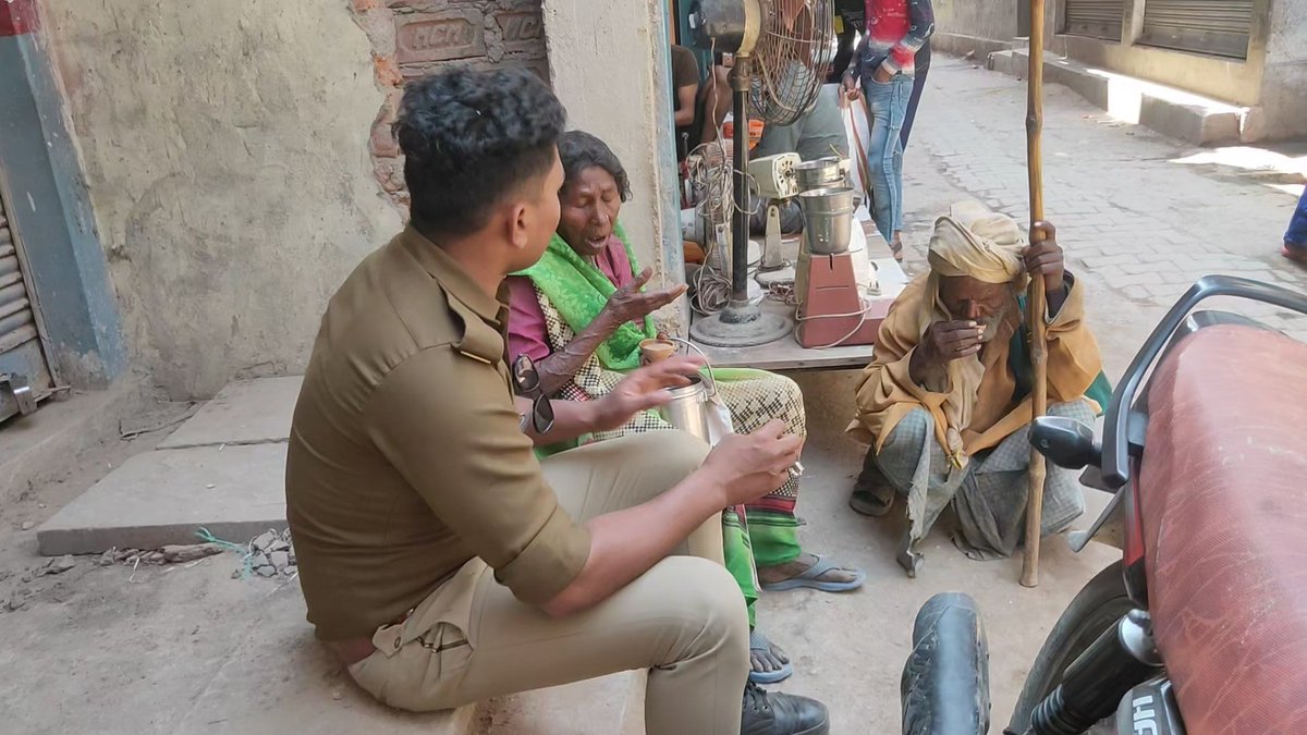 helping_upp's tweet photo. हम आप के साथ है 🤗

आइए हम सब मिलकर मददगार बने
 एक नई उमंग की ओर
भदोही पुलिस
@helping_upp @bhadohipolice @Uppolice 
@dubey_ips https://t.co/jrCerroIUb