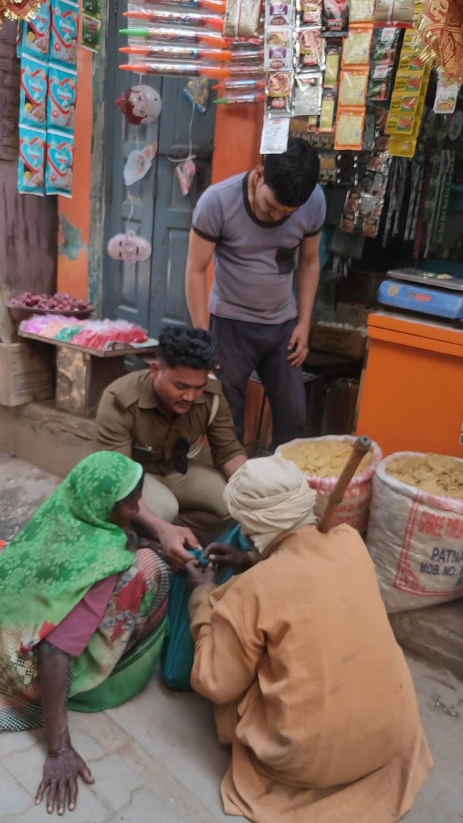 helping_upp's tweet photo. हम आप के साथ है 🤗

आइए हम सब मिलकर मददगार बने
 एक नई उमंग की ओर
भदोही पुलिस
@helping_upp @bhadohipolice @Uppolice 
@dubey_ips https://t.co/jrCerroIUb