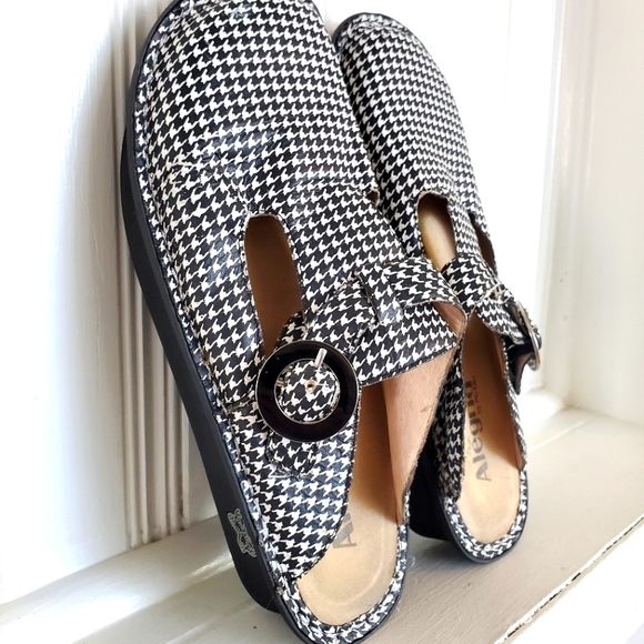 CandyMidvale's tweet image. So good I had to share! Check out all the items I'm loving on @Poshmarkapp #poshmark #fashion #style #shopmycloset #buckle #forever21 #alegria: posh.mk/zJ0iDfcVTob