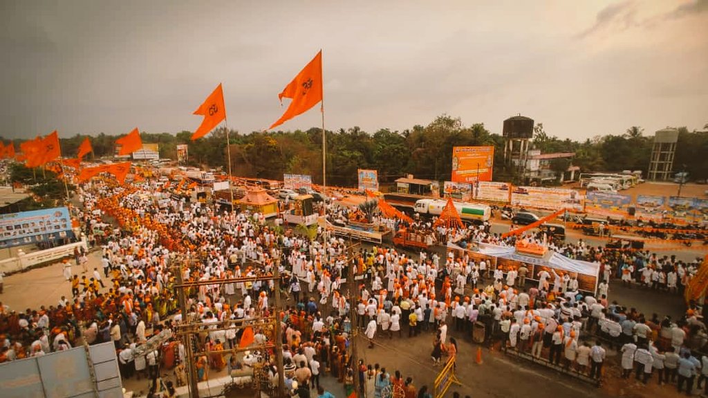 AdithKotian's tweet photo. One of the largest horekanikes(ಹೊರೆಕಾಣಿಕೆ) took place in Shri Mahalakshmi temple, Uchila yesterday. This is mainly the pride of Mogaveers and all others who contributed to the renovation of the temple. https://t.co/mxMW0lIgDN
