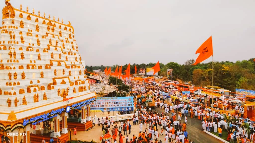 AdithKotian's tweet photo. One of the largest horekanikes(ಹೊರೆಕಾಣಿಕೆ) took place in Shri Mahalakshmi temple, Uchila yesterday. This is mainly the pride of Mogaveers and all others who contributed to the renovation of the temple. https://t.co/mxMW0lIgDN