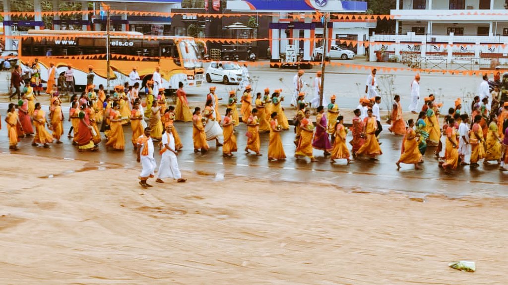 AdithKotian's tweet photo. One of the largest horekanikes(ಹೊರೆಕಾಣಿಕೆ) took place in Shri Mahalakshmi temple, Uchila yesterday. This is mainly the pride of Mogaveers and all others who contributed to the renovation of the temple. https://t.co/mxMW0lIgDN