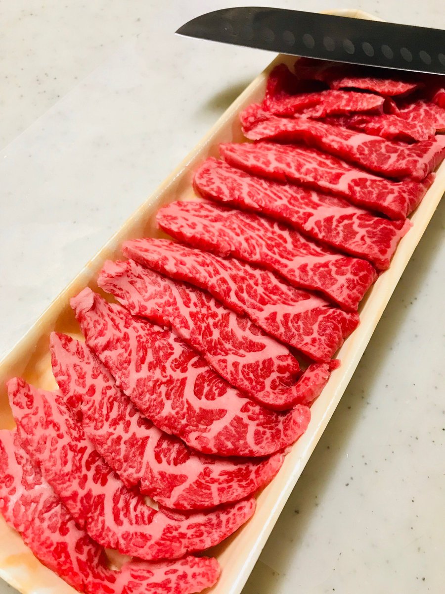 今夜のお酒はチャミスル🍸🥰 おつまみは… ★A5っぽい和牛 ★焼肉のタレ醤 ★愛する猫の笑顔 ★韓流メイクとキャップ 先ず猫にマタタビ与えテンションup⤴︎😻 その後…私もチャミスルで乾杯🍻 