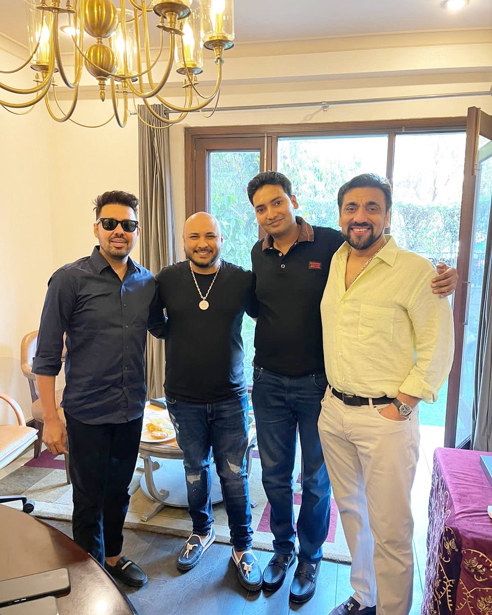 Brothers 💫❤️ <a href="/nishantpitti/">Nishant Pitti</a> <a href="/BPraak/">B Praak</a> #Bobbygujral 😎