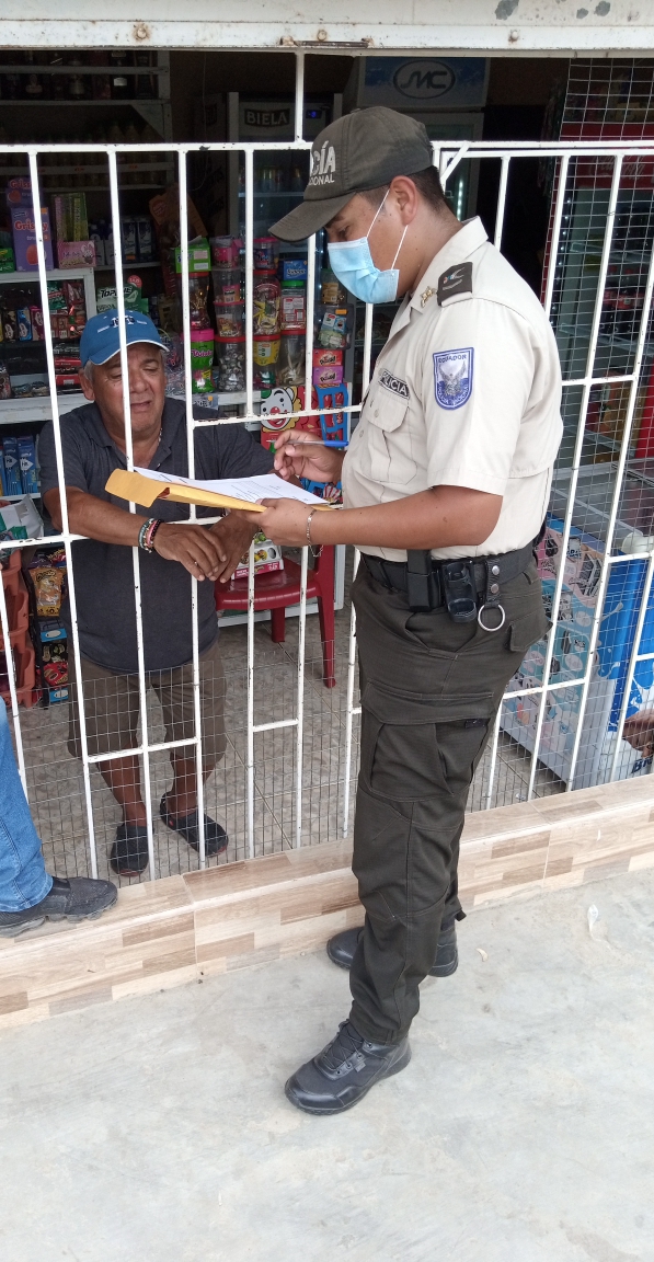 PoliciaEcuador's tweet photo. SOCIALIZAMOS 👇

▶️#BotónDeSeguridad
▶️#LocalSeguro

Acciones preventivas comunitarias, con la finalidad de evitar hechos delictivos, en #Esmeraldas.

#OrdenYSeguridad
#PlanRescateEcuador https://t.co/zexYpae8o0
