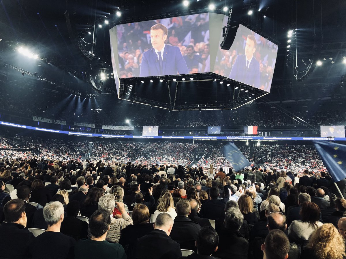 ellensalvi's tweet photo. Début du discours d’Emmanuel Macron. Un point sur les gradins. https://t.co/8qV0SR5SNJ