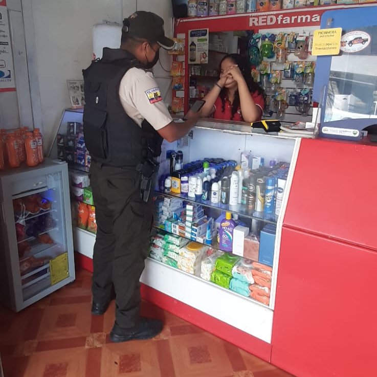 PoliciaEcuador's tweet photo. SOCIALIZAMOS 👇

▶️#BotónDeSeguridad
▶️#LocalSeguro

Acciones preventivas comunitarias, con la finalidad de evitar hechos delictivos, en #Esmeraldas.

#OrdenYSeguridad
#PlanRescateEcuador https://t.co/zexYpae8o0