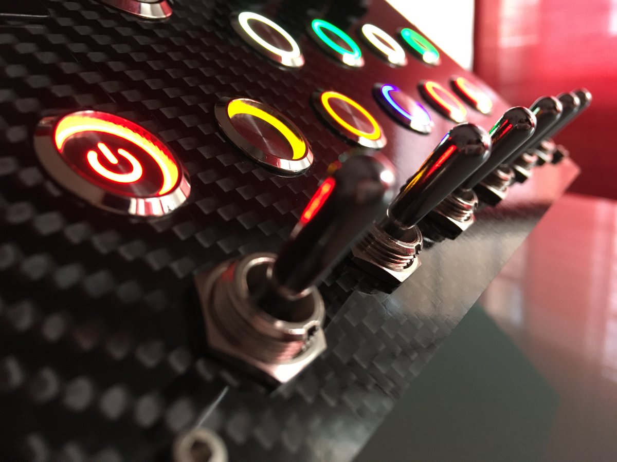 Botonera con una pequeña variación en el modelo más típico, botones más grandes de encendido apagado y todos cromados.