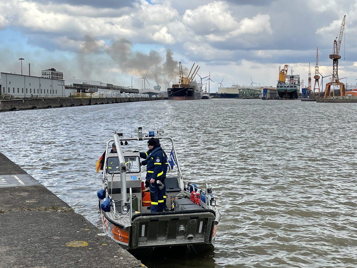 THW_Bremerhaven's tweet photo. 🚨Erneuter Einsatz: #Schiffsbrand Heute Mittag ist das #THW #Bremerhaven erneut zur brennenden #Lascombes ausgerückt, um Sperren im Hafen zu platzieren. https://t.co/gt8pjJZdMg