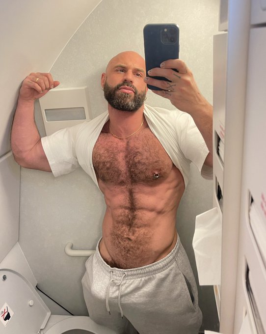 Flying in the morning with a boner 😋 https://t.co/zZiWLITJzF