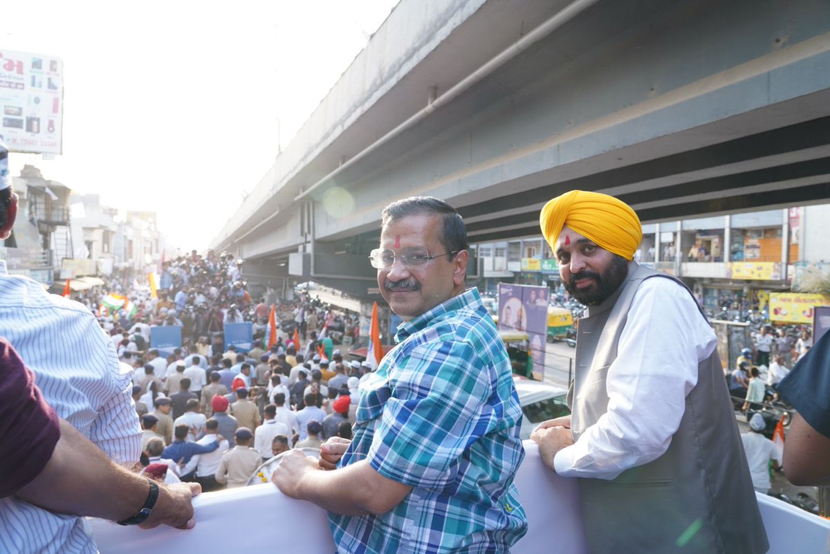 BhagwantMann's tweet photo. अहमदाबाद में तिरंगा यात्रा में भारी संख्या में आई जनता के जोश और उत्साह से पता लगता है कि दिल्ली और पंजाब के बाद गुजरात की जनता भी ईमानदार राजनीति का परचम लहराने के लिए तैयार है।

भाजपा के 27 साल के भ्रष्ट राज से परेशान जनता AAP की काम की राजनीति को अपनाने के लिए तैयार है। https://t.co/enmJanRNwT