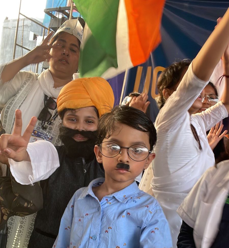 BhagwantMann's tweet photo. अहमदाबाद में तिरंगा यात्रा में भारी संख्या में आई जनता के जोश और उत्साह से पता लगता है कि दिल्ली और पंजाब के बाद गुजरात की जनता भी ईमानदार राजनीति का परचम लहराने के लिए तैयार है।

भाजपा के 27 साल के भ्रष्ट राज से परेशान जनता AAP की काम की राजनीति को अपनाने के लिए तैयार है। https://t.co/enmJanRNwT
