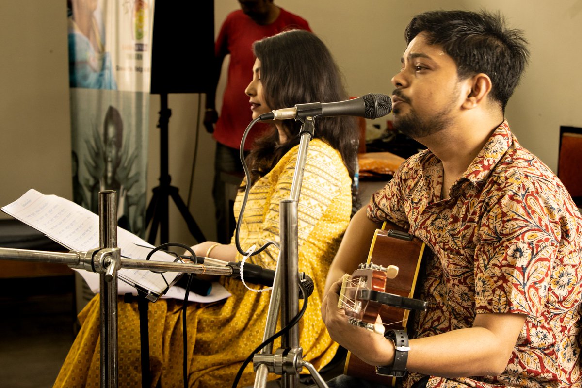 rudrasarkar's tweet photo. Last week me and Pratyusha performed at Boitoroni Sahitya Utsab, 2022. It was quite a new and overwhelming experience for me. Looking forward to more such gigs for this duo called "Shobdo-Sur".
Pic : Debjoy https://t.co/uIJ6Pkvhi2