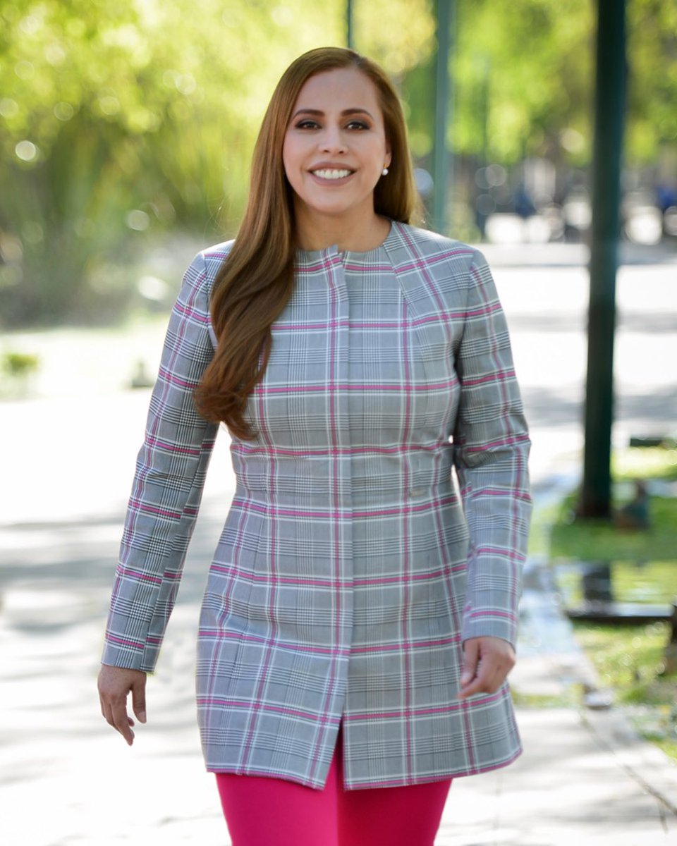 Agradezco a las personas que me han acompañado en este camino. Su apoyo me llena de confianza y me da la fuerza para seguir, con la certeza de que a todas y todos nos espera un día mejor.

De corazón, ¡mil gracias!