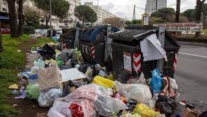 gladiatoremassi's tweet photo. Povera #Roma. #ildopoRaggi esplosione di #cinghiali #buche #monnezza #tangenti. E nessuno ne parla!! #gualtieri è latitante, ma dove è? Retwittiamo questo post al mondo! Noi Romani chiediamo aiutoooo....!!! https://t.co/d7FKG3RJOp