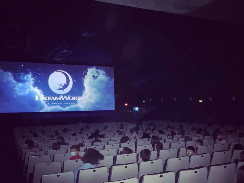 Esta semana fuimos al cine a ver una película en versión original. Una actividad que teníamos que haber hecho antes de Navidad, pero que la pandemia nos obligó a posponer. ¡Nos lo pasamos muy bien!