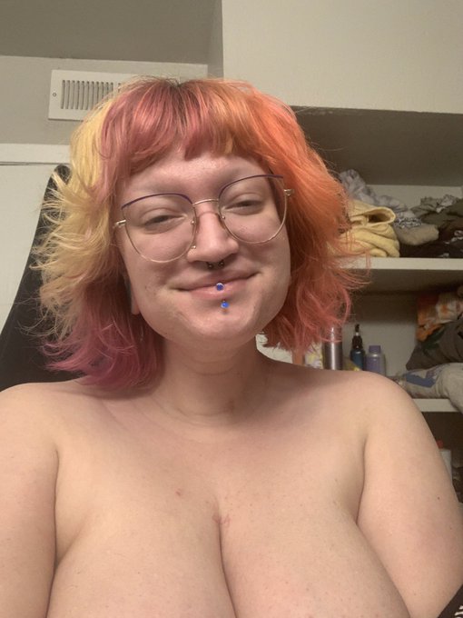 I'm so cute when Imm sleepy 😴 who wants a kiss 💋 https://t.co/NU7uM5fWFJ