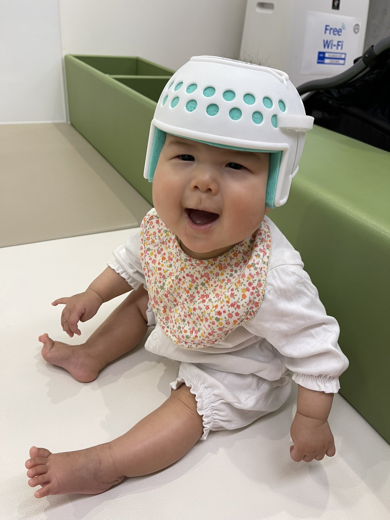 奥原さとみ Satomi Ueshima Okuhara このたび思い切って 次女の頭 の形の矯正をはじめることにしました 白 緑のヘルメットを半年間くらいかぶり続けます この赤ちゃんの時期を逃すと治療ができなくなってしまうので 今しかないと ヘルメット治療