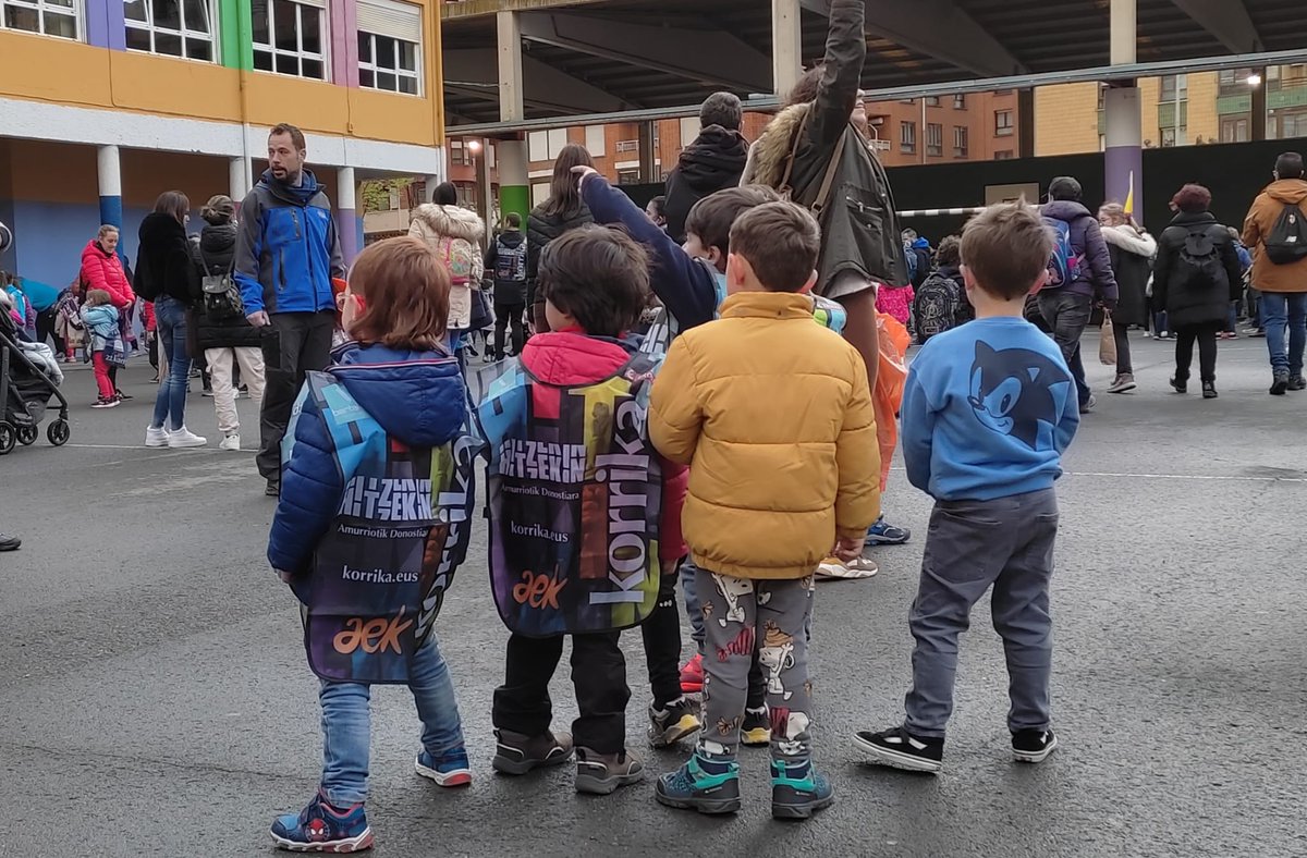 barakaldo_eus's tweet photo. Hona hemen #Zuazo-n egindako #KorrikaJai-aren aztarnak!! 🤩🥳😍
Auzoko #guraso eta #haur guztiak #euskara-ren alde #korrika egiten!! Aupa zuek!! 🧒👧👨‍👩‍👧‍👦
#22Korrika #BarakaldoEuskaraz #Hitzekin https://t.co/pdn6G3smnp
