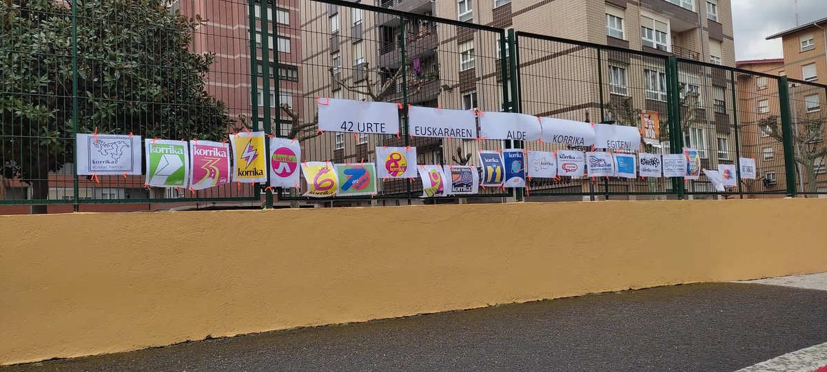 barakaldo_eus's tweet photo. Hona hemen #Zuazo-n egindako #KorrikaJai-aren aztarnak!! 🤩🥳😍
Auzoko #guraso eta #haur guztiak #euskara-ren alde #korrika egiten!! Aupa zuek!! 🧒👧👨‍👩‍👧‍👦
#22Korrika #BarakaldoEuskaraz #Hitzekin https://t.co/pdn6G3smnp