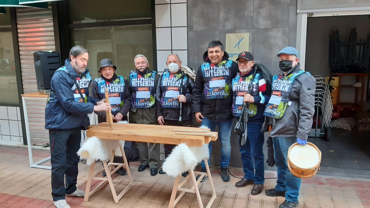 barakaldo_eus's tweet photo. Hona hemen #Zuazo-n egindako #KorrikaJai-aren aztarnak!! 🤩🥳😍
Auzoko #guraso eta #haur guztiak #euskara-ren alde #korrika egiten!! Aupa zuek!! 🧒👧👨‍👩‍👧‍👦
#22Korrika #BarakaldoEuskaraz #Hitzekin https://t.co/pdn6G3smnp