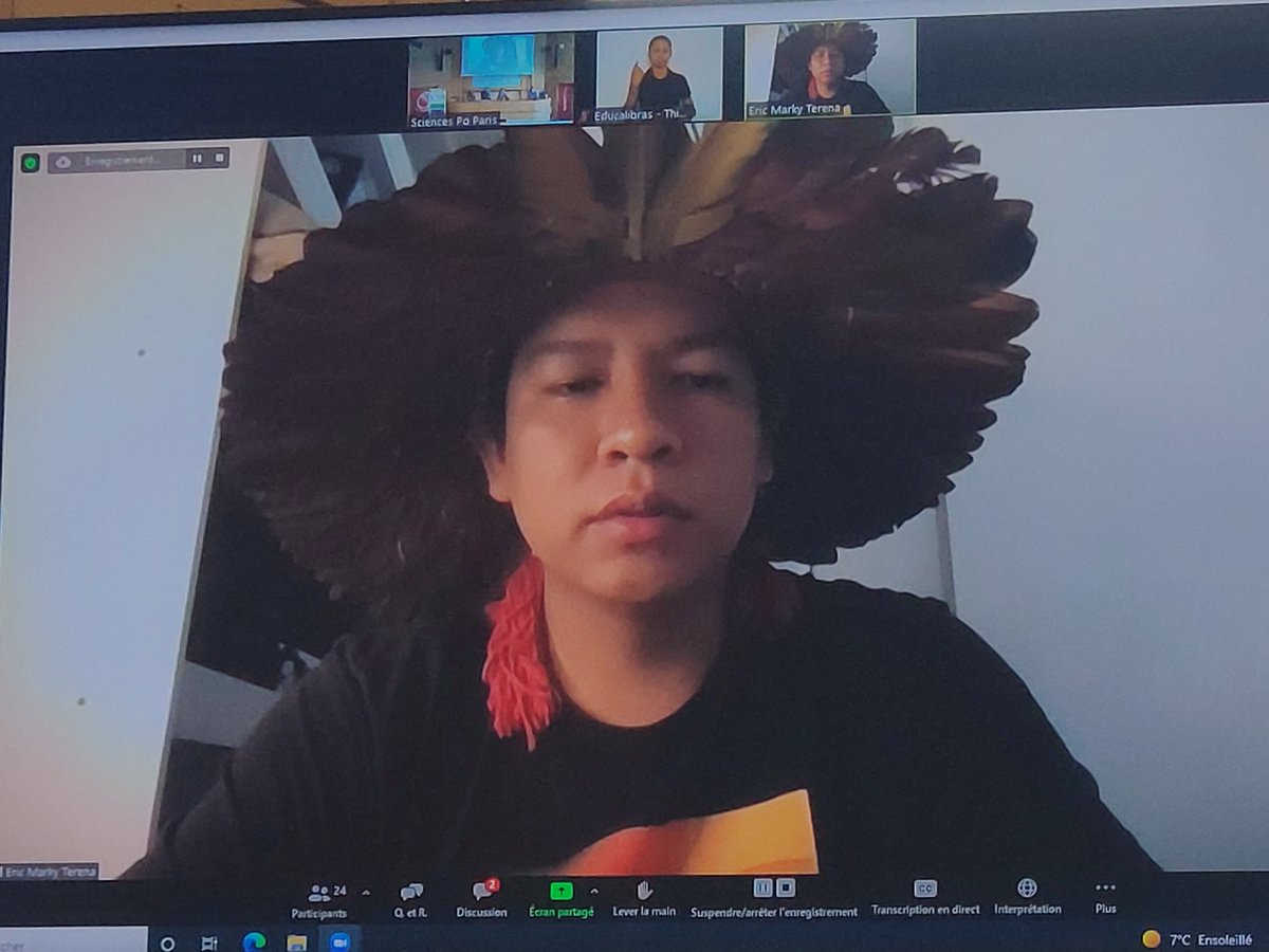 pourlebresil's tweet photo. @ericmarkyterena, #jornalista especialista em etnomídias, mostra o projeto @midia_india , que produz relatórios, #filmes independentes, articulação com #universidades, #tradução de processos jurídicos, treinando jovens para a conscientização e atuação política pela #comunicação. https://t.co/HudwHPYPzK
