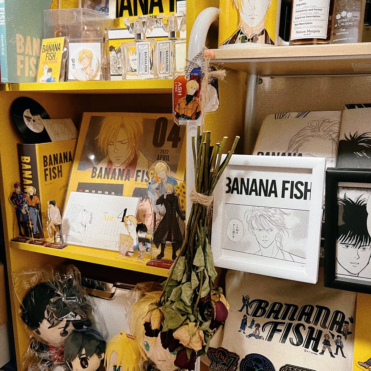yud0fuyade's tweet photo. 遅ればせながら、4月。
アニメ絵の方のカレンダーの最後の月。二人の表情に情緒………

そして原作絵のカレンダーの4月のアッシュ、個人的に大好きなアッシュ。髪結んでこの視線最高。左耳のロブ、ホール2連なんだね𓏗𓏗

#BANANAFISH https://t.co/JmbLDsQA1M