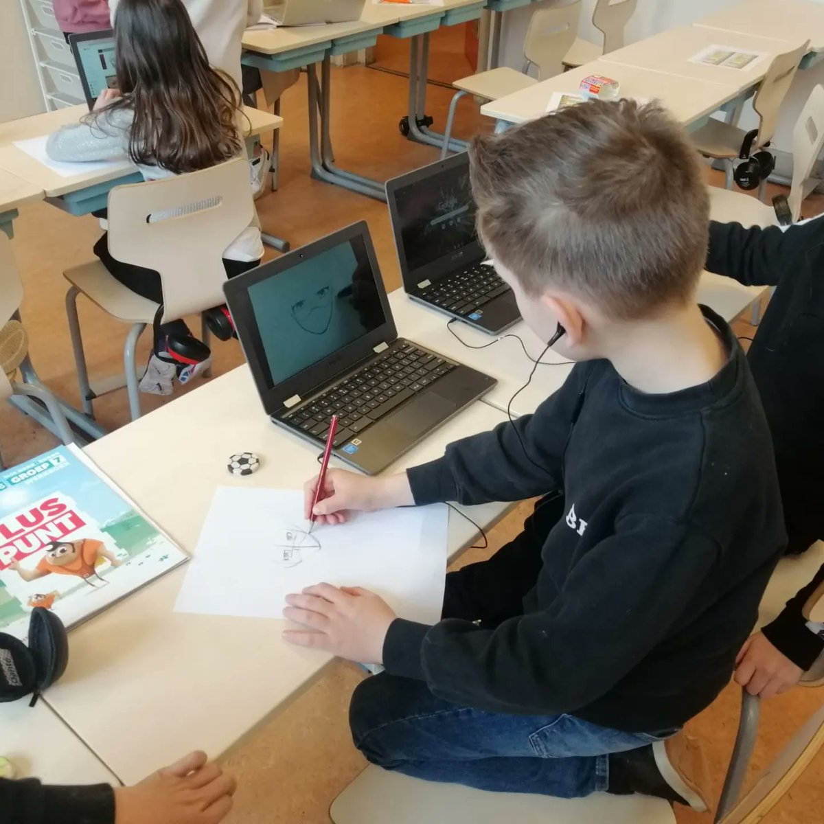 Groep 5 tot en met 8 hadden gisteren een creatief circuit. Ze hebben getekend met potlood, pastelkrijt en geprogrammeerd. #talentontwikkeling