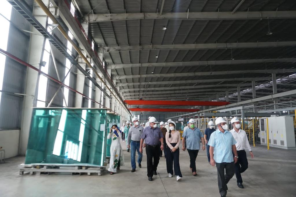 CubaMicons's tweet photo. Recorre Ministro de la Construcción de Cuba, René Mesa Villafaña y la delegación que lo acompaña, fábrica de láminas de vidrio liso de entre 3 a 15 mm de espesor, con una producción de 600 toneladas diarias.
#RevolucionEsConstruir
#ConstruyendoElFuturo https://t.co/VIkBxFzQn6