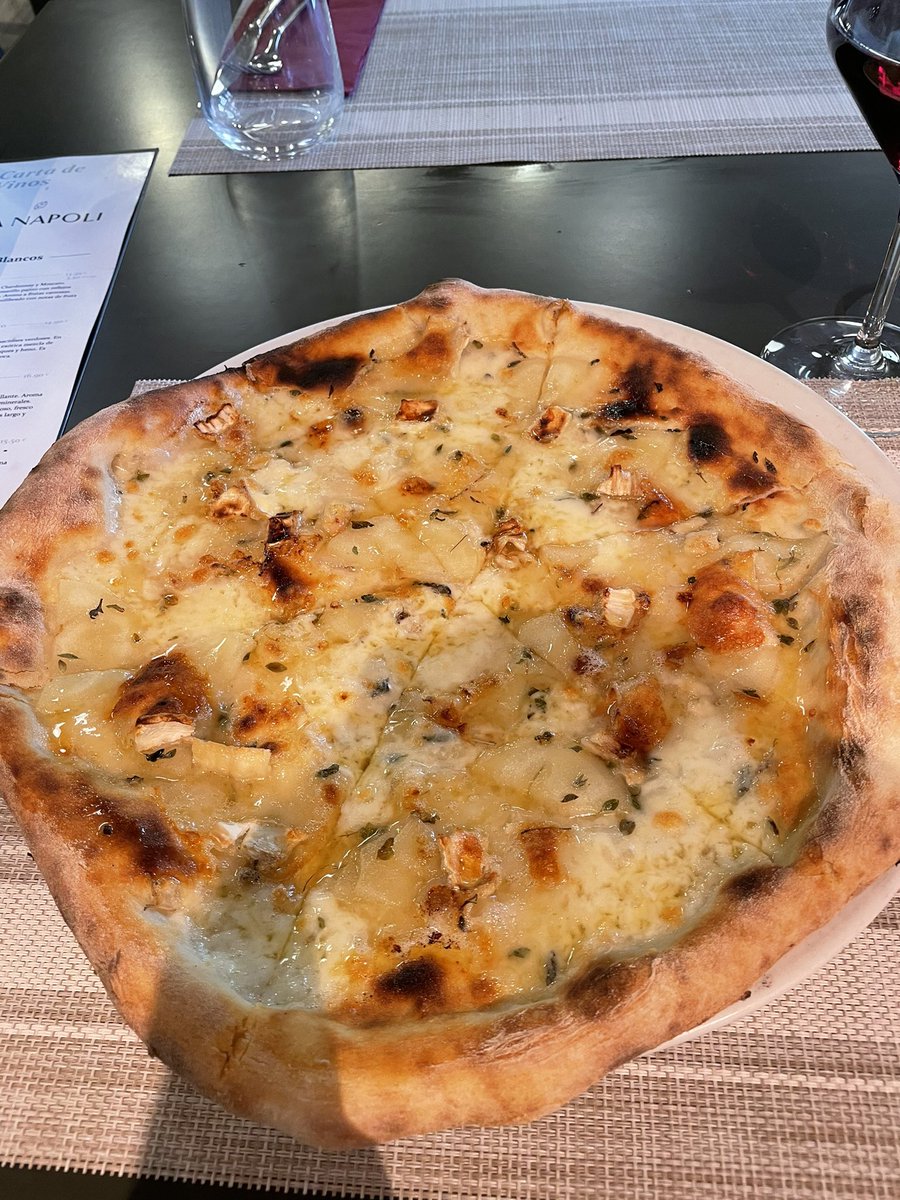 JamieMAnderson's tweet photo. Hot take (?): Pizza is so subpar back in Texas that I have to have it in every other corner of the world. Peep this goat cheese, honey, pear masterpiece 😍 #notinitaly #barcelona #anywhereelse 🍕 https://t.co/frZhulpYPG