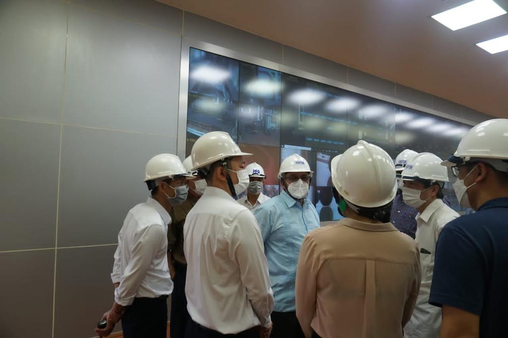 Recorre Ministro de la Construcción de Cuba, René Mesa Villafaña y la delegación que lo acompaña, fábrica de láminas de vidrio liso de entre 3 a 15 mm de espesor, con una producción de 600 toneladas diarias.
#RevolucionEsConstruir
#ConstruyendoElFuturo