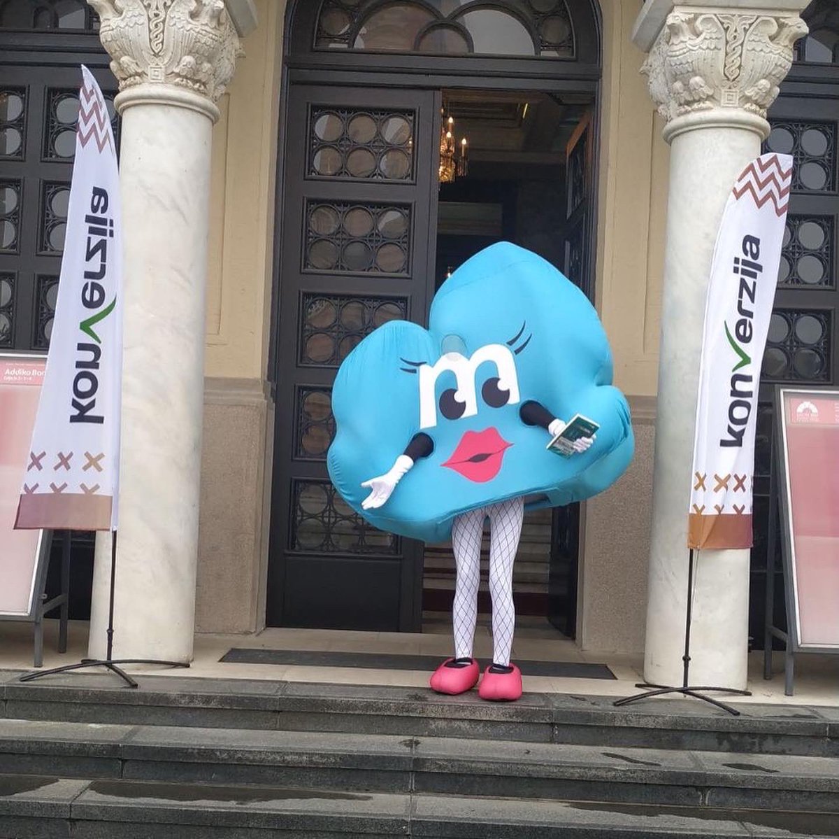 mCloudRS's tweet photo. 1) 🔎 pronađi Klaudiju na @konverzija 2) 🤳🏻 fotografiši se sa njom 3) objavi uz mention @mCloudRS 👉🏻 izaberi poklon 🎁 #konverzija #konverzija2022 https://t.co/Jw5O5EKki6